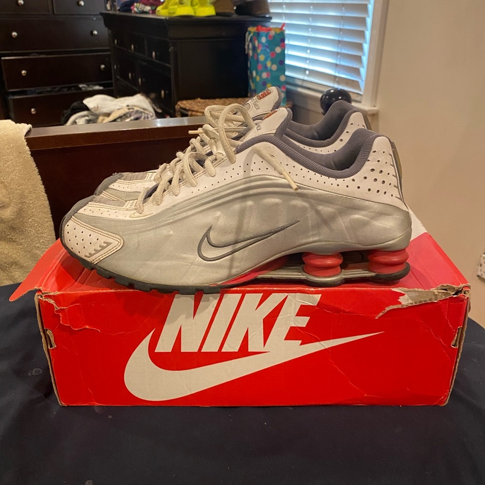 Nike Shox R4 (same kendrick wore)